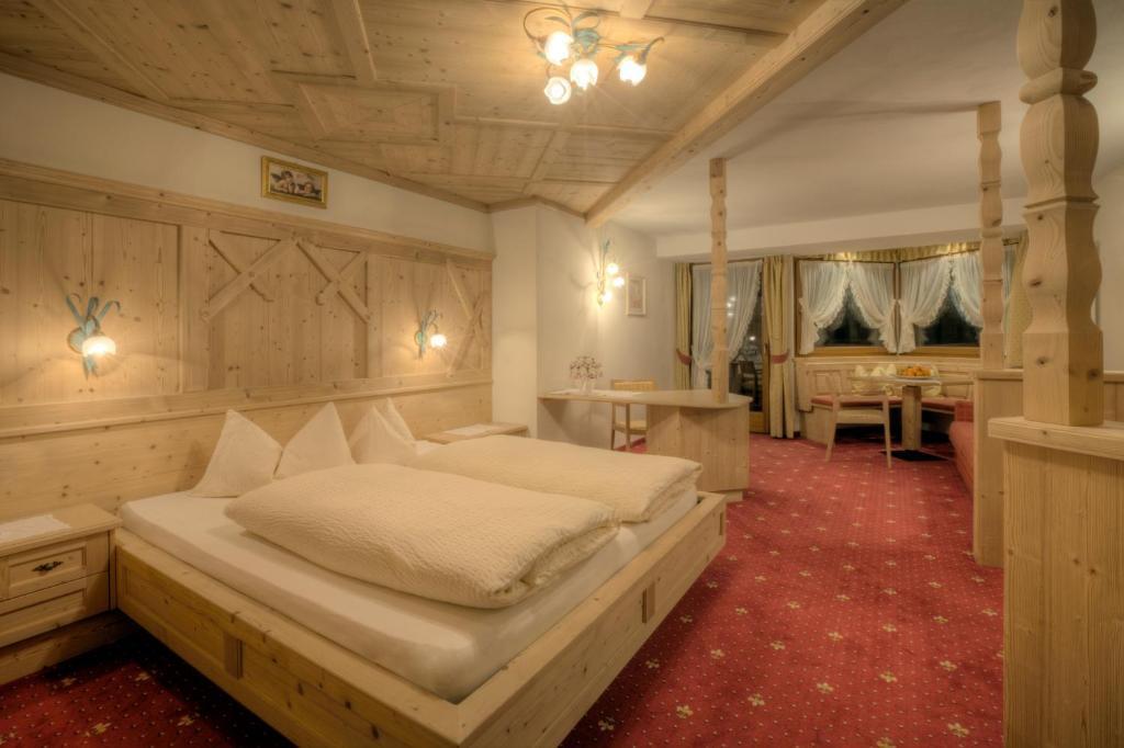 Hotel Ciasa Ai Pini San Cassiano  Room photo